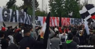 Torso, shoulders and arms of a standing person. Sie Gewinnen Oder Wir Toten Sie Lautet Die Botschaft Der Colo Colo Fans Wer Weiss