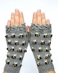 Parmaksiz Nakisli Eldiven Modelleri Merhabalar Arkadaslar Sizlerin Cok Begendigi Parmaksiz Nakisli Eldiv Fingerless Gloves Knitted Fingerless Fingerless Gloves