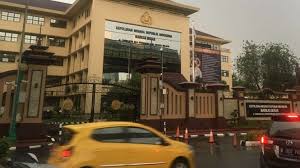 Polisi lalu melumpuhkan za dengan menembaknya dari jarak jauh. 2mra7tvoa6 H7m