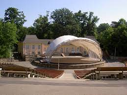 Die freilichtbühne junge garde ebenfalls aus den 1950er jahren bietet platz für größere veranstaltungen mit bis zu 5.000 zuschauern. Datei Dresden Junge Garde Jpg Wikipedia