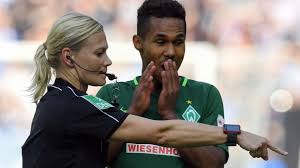 Jun 08, 2021 · mehr frauen im profifußball? Weibliche Schiedsrichter Im Fussball Von Der Kunst Sich In Schwierigen Situationen Durchzusetzen Archiv