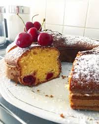 Nonostante faccia caldo io vi propongo ancora dolci da fare al forno.ma presto inizierò anche con gelati. Ciambellone Estivo Alle Ciliegie Ricetta Veloce La Gazzetta Del Gusto