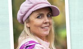 L'amour est dans le pré, parfois abrégé adp a, est une émission de télévision française de téléréalité diffusée en france, sur m6, depuis le 8 septembre 2005.elle est présentée d'abord par véronique mounier et alessandra sublet, puis par karine le marchand depuis la cinquième saison. L Amour Est Dans Le Pre 2021 Decouvrez Le Portrait Des Candidats Stars Et People Zikeo
