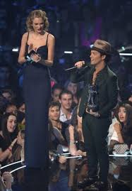 8 октября 1985, гонолулу, гавайи, сша). Taylor Swift Presents An Award To Bruno Mars Pics