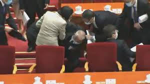 習近平のポスターに墨をぶちまけた女性 #董瑶琼 の件 彼女の父 #董建彪 と中国有志 #華涌、彼女を救う為、事前に覚悟を決め、ネットに声明を残した。 現在、中共に逮捕されたお二人も行方不明になった。 Us4rwx Tm1xovm