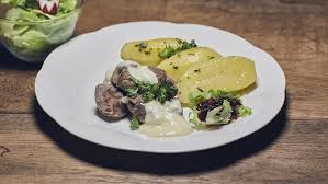 Hauptspeise Kristin Gullich Beinscheibe Vom Pinzgauer Rind Mit Meerrettichsosse Und Petersilienkartoffeln Rezepte Landfrauenkuche Br Fernsehen Fernsehen Br De