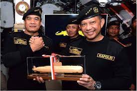 Lantunan doa untuk prajurit hiu kencana. Kapolri Terima Brevet Hiu Kencana Dari Tni Angkatan Laut Kilas Bali