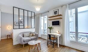 Salon salle à manger de 20m2 cuisine de 10m2 longs couloirs sombres qui distribuent des pièces de vie et les chambres voici un plan d. Comment Amenager Un Petit Studio Avec Des Cloisons De Separation