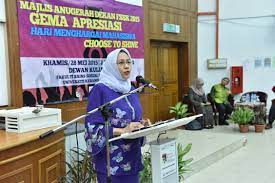 0 ratings0% found this document useful (0 votes). Majlis Anugerah Dekan 2015 28 Mei 2015 Faculty Of Social Sciences And Humanities