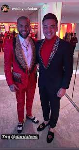 Check spelling or type a new query. Dani Alves Usa Look Chamativo De R 50 Mil Em Festa De Neymar E Divide Opinioes Na Web Famosos Extra Online