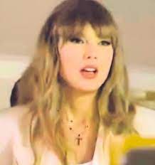 Taylor is wearing the T initial chain from the Grammys as a necklace vs her  upper thigh! | Facebook