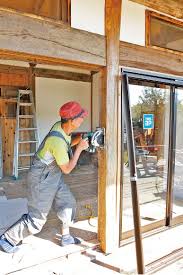 サッシ窓の取り付け【予算200万円】DIY経験しかないスタッフが廃材で家を建ててみた【36】｜趣味・生活｜田舎暮らしの本 Web【宝島社公式】