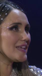 Todos ficam chocados ao ver Sara na TV afirmando ser a assistente de  António, princpalmente Isabel e Théo. Veja mais de #AVizinha na seção  Séries de #Novelaços! Siga nossas redes sociais: Youtube: