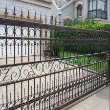 Desain pagar rumah ini cukup unik, pagar dibaut dari kayu dan ditata berseling dengan batu alam kasar pagar ini terlihat memiliki gaya klasik tapi tetap menarik. 33 Gambar Pagar Rumah Klasik Gif Content