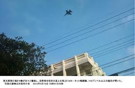 ｆ18ホーネット戦闘機がすごい爆音を響かせて複数機で離陸を繰り返した 写真は f18戦闘機４機が立て続けに普天間飛行場を離陸し約千名の市民と職員のいる宜 野湾市役所庁舎の真上を次々と飛んでいく写真 日常的に日本は馬鹿にされている いく 沖縄 沖縄県
