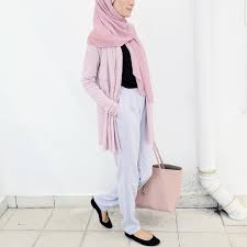 1 872 Likes 5 Comments Minimal Is Chic Lilfaraaaah On Instagram Beautiful Top From Coudre Kl So Prettaaaay Love It G Hijab Trends Hijab Fashion Tops