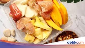 Untuk itu, membuat sendiri sepertinya lebih aman dan bersih. Rujak Buah Super Segar Buat Camilan Ada Di 5 Tempat Ini