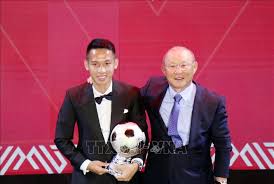 Danh hiệu quả bóng vàng (ballon d'or) thường được căn cứ vào thành tích. Ä'á» Hung DÅ©ng Va Huá»³nh NhÆ° Gianh Giáº£i ThÆ°á»ng Quáº£ Bong Vang Viá»t Nam 2019 Baotintuc Vn