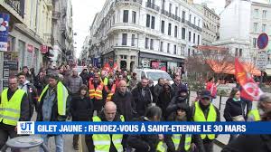 Pour le quatrième samedi de suite, gilets jaunes et pancartes sont de sortie. A La Une Plus D Un Millier De Personnes Dans Les Rues A Saint Etienne Quel Etat D Esprit Des Gilets Jaunes Avant Le Grand Rassemblement Regional Prevu A Saint Etienne Le Handicap