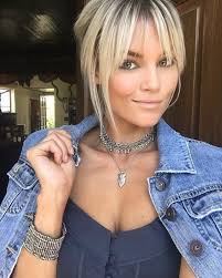Lange blonde haare ziehen immer aufmerksamkeit auf sich. Ff0e03c46299b1f557a6eb29ab92ee79 Jpg 736 919 Kurze Blonde Haare Mit Pony Blonde Haare Mit Pony Frisur Pony Lang