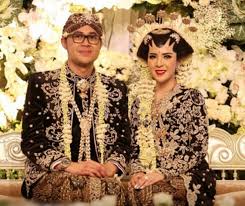 Jun 27, 2021 · pasangan pengantin ini memilih untuk melakukan sesi foto pernikahan yang tak biasa. Kenapa Baju Pernikahan Adat Jawa Berwarna Gelap Wedding Market