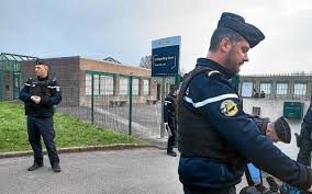 Photo À Carhaix une opération de fouilles de sacs devant le collège Beg ...