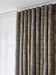 Entdecken sie in über 500 designs und unterschiedlichen farbwelten die perfekten gardinen und vorhänge für ihr zuhause ob küche wohnzimmer schlafzimmer oder bad. Ado Goldkante Knows How To Set A Highlight In Your Home With Its Geometrical Design This Fabric Expresses A Quirky Fensterdekoration Geometrisch Polsterstoffe