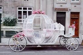 Pasangan pengantin berarak ke rumah pengantin perempuan yang terletak di pantai puteri. Selain Mobil Ini Alternatif Lain Untuk Transportasi Di Hari Pernikahan