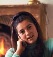 Sheila at the house of Claude Carrere Orvilliers. Photo by Manuel Litran  (Paris Match) 1966 💜