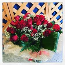 Splendido mazzo di 100 rose rosse a gambo lungo consegnate a mano anche in giornata e su appuntamento. Il Significato Del Numero Dato Alle Rose Rosse Simbolo Di Passione