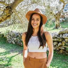 She is known for her work on painting leah (2016), bella maddo (2010) and denim (2019). Osnfdsvuugswtm