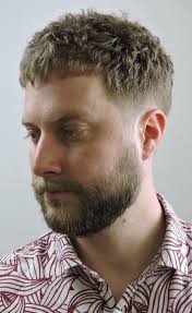 The caesar haircut is a short men's haircut that is cut at pretty much the same length around the entire head, then brushed in a forwards direction. 10 Timeless Caesar Haircut Ideas An Easy How To Get Guide