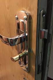 It gives you a wider and easier grip, and is also usually easier to remove and replace however, since the screws that hold a door lever handle in place are usually hidden, there are a few tricks as far as how to remove it successfully. Repair Door Handles How To Fix The Door Handle On The Interior Plastic Structures In The Apartment How To Repair A Round Model With A Snap