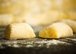 Unite allora i tuorli (conservate gli albumi), incorporandoli uno alla volta, quindi il semolino, fatto cadere a pioggia, gli albumi. Gnocchi Ein Klassiker Dem Man Nicht Wegdenken Kann