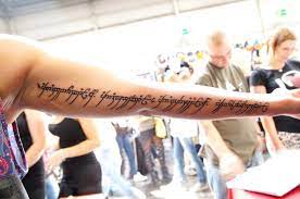 Explore cool ideas from one ring to gandalf and more. Herr Der Ringe Ring Schrift Inschrift Tattoo Tattoo Lifestyle Leipzig