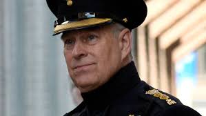 Andrew pilotoval vrtulník a velel minolovce. Teď přijde i o poslední  vojenský titul