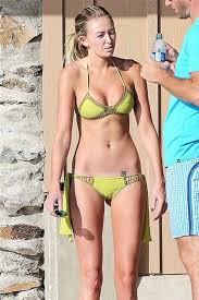 Athleisure is the name of the trend where you can stay comfortable in gym many women don't want to catch with camel toe and few confident women do not feel shy or embarrassing with the yoga pants camel toe. Cameltoe Tumblr