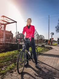 Minister van binnenlandse zaken annelies verlinden (cd&v) heeft naar aanleiding van het nepfestival in het ter kamerenbos een open brief geschreven, gericht aan de jeugd. Op De Koersfiets Met Annelies Verlinden Minister Van Binnen Het Belang Van Limburg Mobile