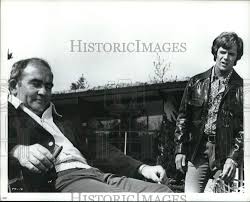 Ed asner, the burly and prolific character actor who became a star in middle age as the gruff but lovable newsman lou grant, first in the hit comedy the mary tyler moore show and later in the. Foto De Prensa Edward Asner Robert F Lyons En La Pelicula Asesinatos De Todd Ebay