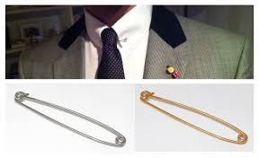 Eine variante des vierers in der hand, bei der das lange ende der krawatte um und über den gerade gebundenen knoten zurückgeführt wurde, wurde von aristoteles onassis. Grosse Kragennadeln Stock Pin Collar Pin Ihr Blog Fur Mode Lifestyle Und Andere Unsinnigkeiten Ihr Blog Fur Mode Lifestyle Und Andere Unsinnigkeiten