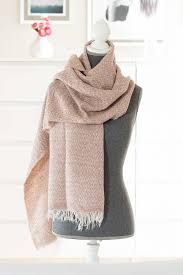 Als modisches accessoire können sie dank ihrer vielfältigen designs das ganze jahr zum highlight eines jeden. 10 Arten Einen Schal Stylish Und Kreativ Zu Binden