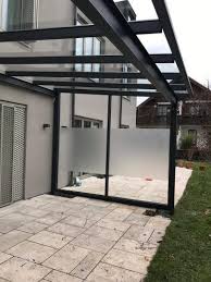 Terrassenuberdachung Mit Windschutz In 2020 Uberdachung Terrasse Terrassenuberdachung Uberdachungen