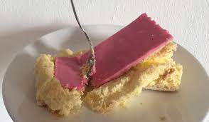 Gebruik oranje kleurstof of wortelsap voor het glazuur en klaar is je oranjegebak! Tompouce The Struggles And How It Should Be Eaten