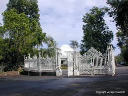 Le jardin de pamplemousses que l'on appelle aussi le jardin sir seewoosagur ramgoolam (ssr), le nom d'un ancien premier ministre à qui l'on doit l'indépendance de l'ile maurice est l'un des sites les plus visités à l'ile maurice. Wrought Iron Gate Garden Pamplemousses Mauritius