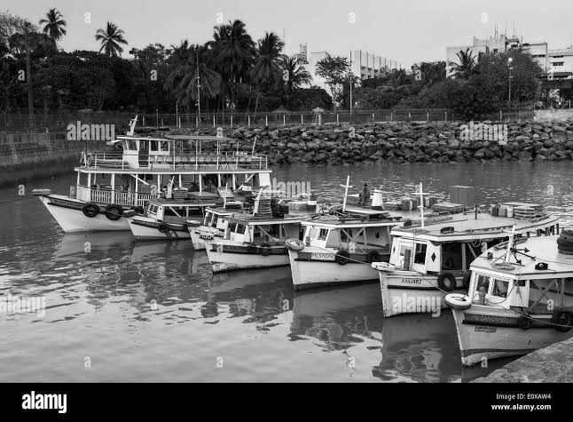 Mumbai fishing boats hi-res stock photography and images - Alamy