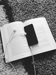 Black And White Aesthetic Tumblr Iphone Wallpaper Books Iphone Headphones Music Book Photography Tumblr Photography Black Aesthetic