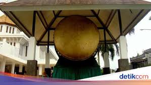 Nama kota baso itupun tercipta karena sangat banyaknya baso yang berjualan di tasikmalaya. Tasikmalaya Punya Wisata Yang Komplit Euy