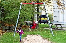 Alle von uns angebotenen produkte zu seilbahn entsprechen der euröpäischen spielplatznorm din en1176 / 1177 und sind. Fohrichhof In Stuttgart Feuerbach Die Kinder Sind Vom Neuen Spielplatz Begeistert Feuerbach Stuttgarter Zeitung