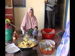Dengan luarannya yang crispy, dan isinya yang lembut dan manis, tidak hairanlah mengapa pisang goreng adalah pilihan utama ramai untuk. Kerepek Pisang Youtube