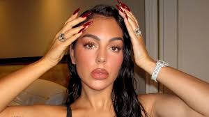 La nueva cara de Bibi Aisha, la chica a la que los talibanes dejaron sin  nariz